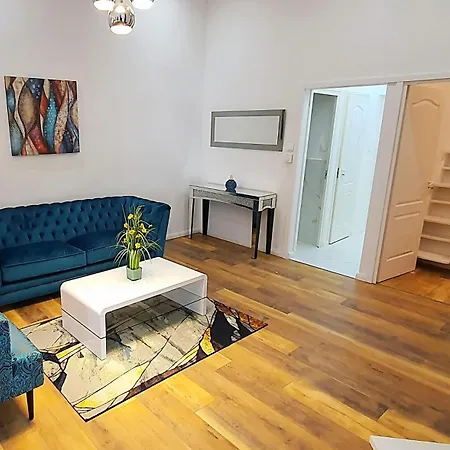 Apartment Premium Right Under Buda Castle